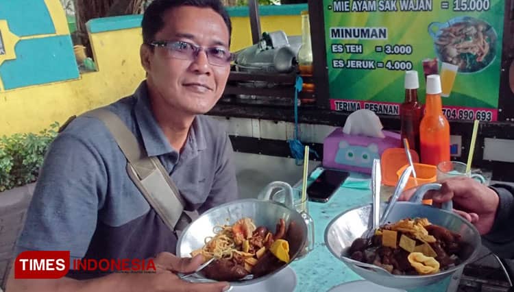 Kuliner Unik di Gresik, Mie Ayam Disajikan di Wajan