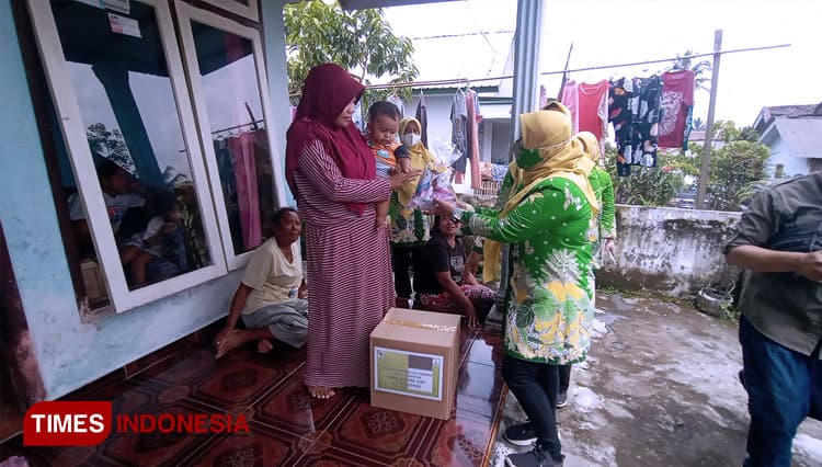 IIK Perhutani Probolinggo Jangkau Pengungsi Semeru di Rumah-rumah Warga