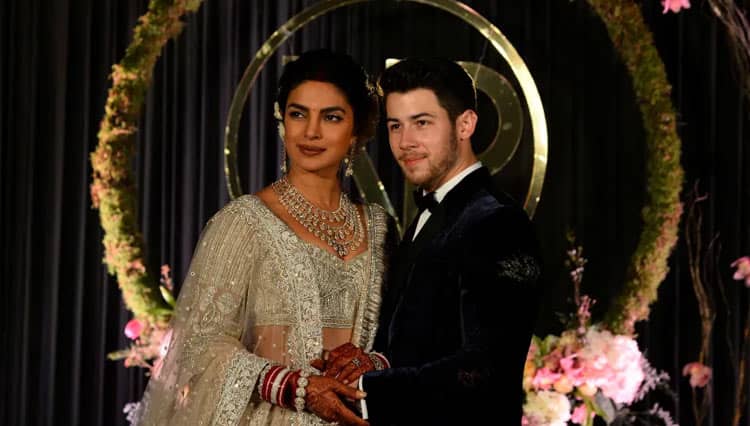 Lewat Metode Surogasi, Priyanka Chopra dan Nick Jonas Kini Timang Anak