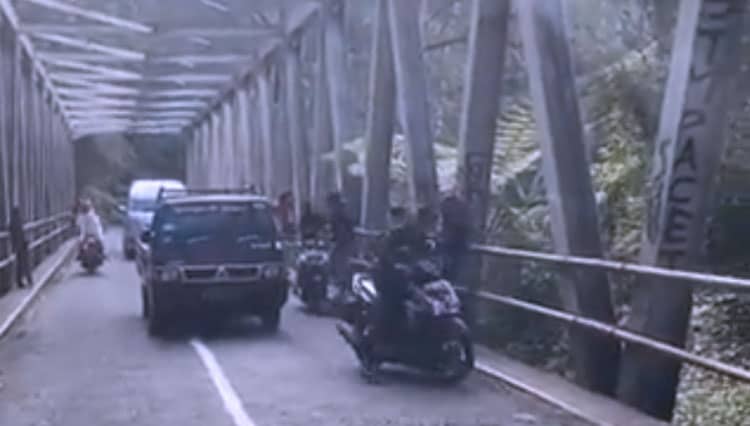 Viral Sopir Bubarkan Pengendara yang Parkir Motor di Jembatan Cangar, Ini Respon Polres Mojokerto