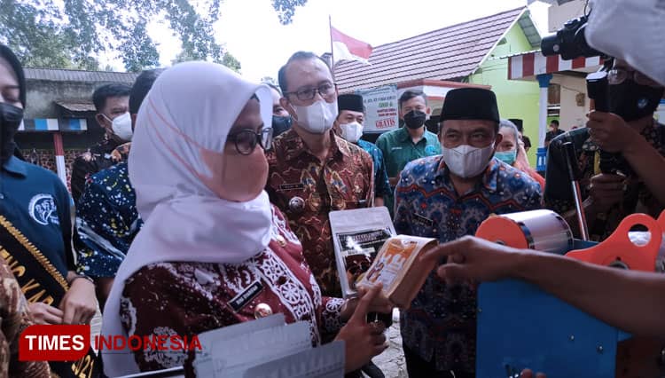Sukseskan OVOP, Bupati Blitar Mak Rini Dorong Desa Ciptakan Produk Khas
