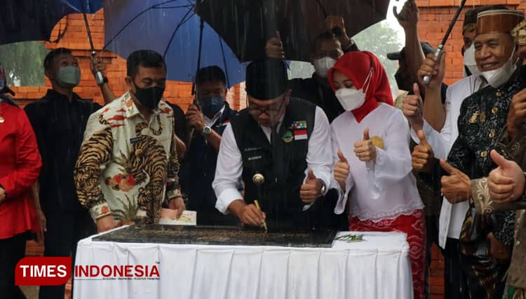Gubernur Jawa Barat Resmikan Alun-alun Sangkala Buana Kasepuhan Cirebon