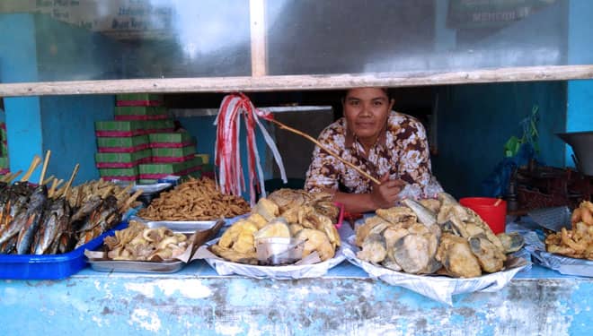Sepi Pengunjung, Pedagang Kuliner Pantai Teleng Ria Pacitan Turun Omzet