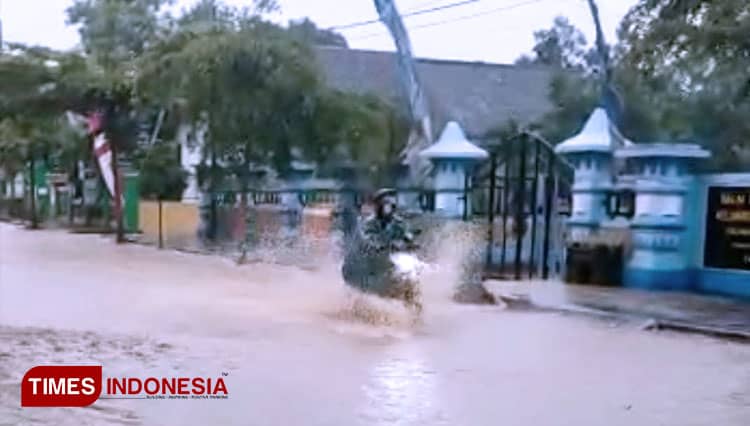 Hujan Deras, Sungai Pucangsewu Pacitan Meluap hingga ke Jalan