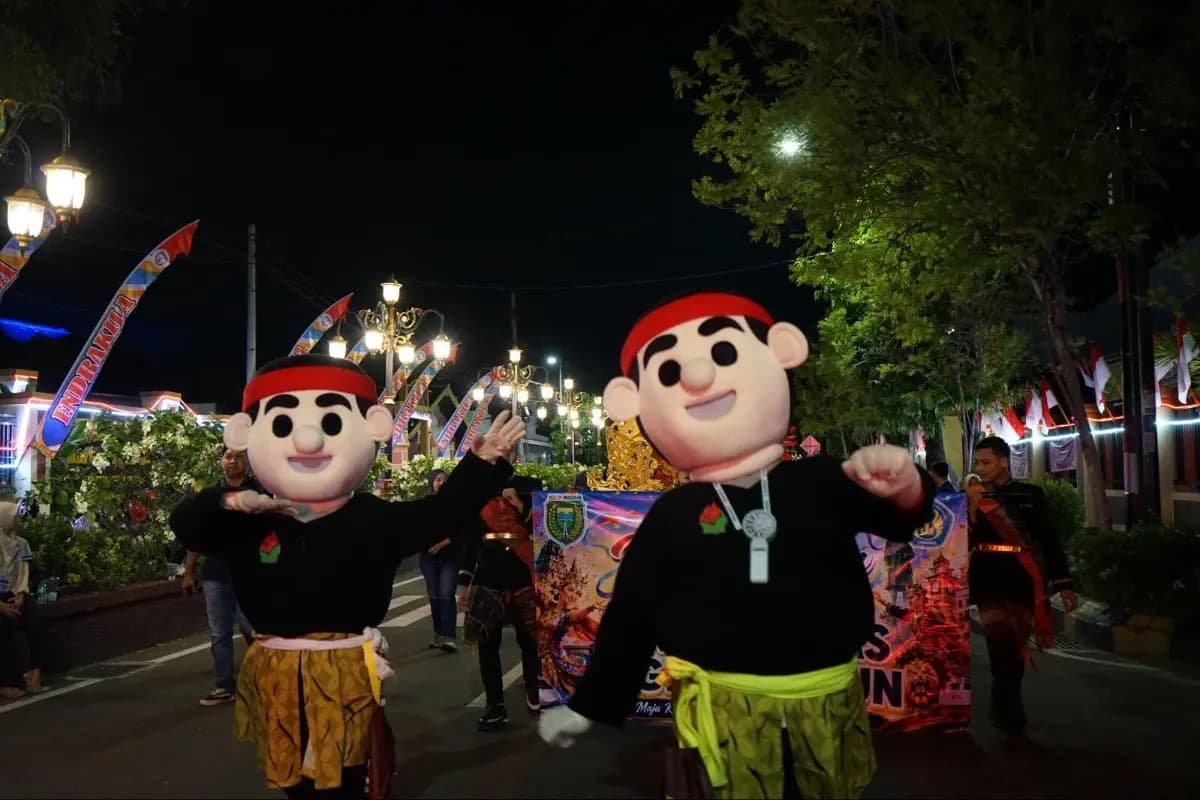 Boneka Pima Jadi Ikon UNIPMA di Madiun Spektra Carnival 2026, Interaktif Sapa Penonton