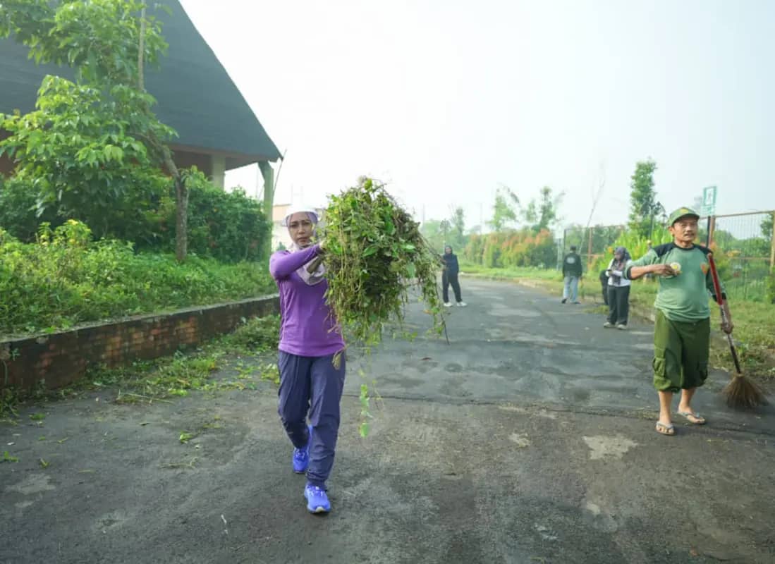 Jelang Mojotirto 2026, Wali Kota Mojokerto Pimpin Kerja Bakti di TBM